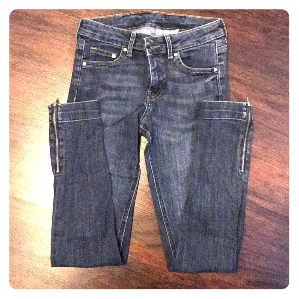 Skinny jeans with zipper ankles